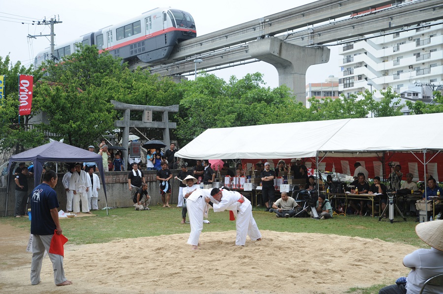 青空の下、開放的な雰囲気のなかで行なわれる