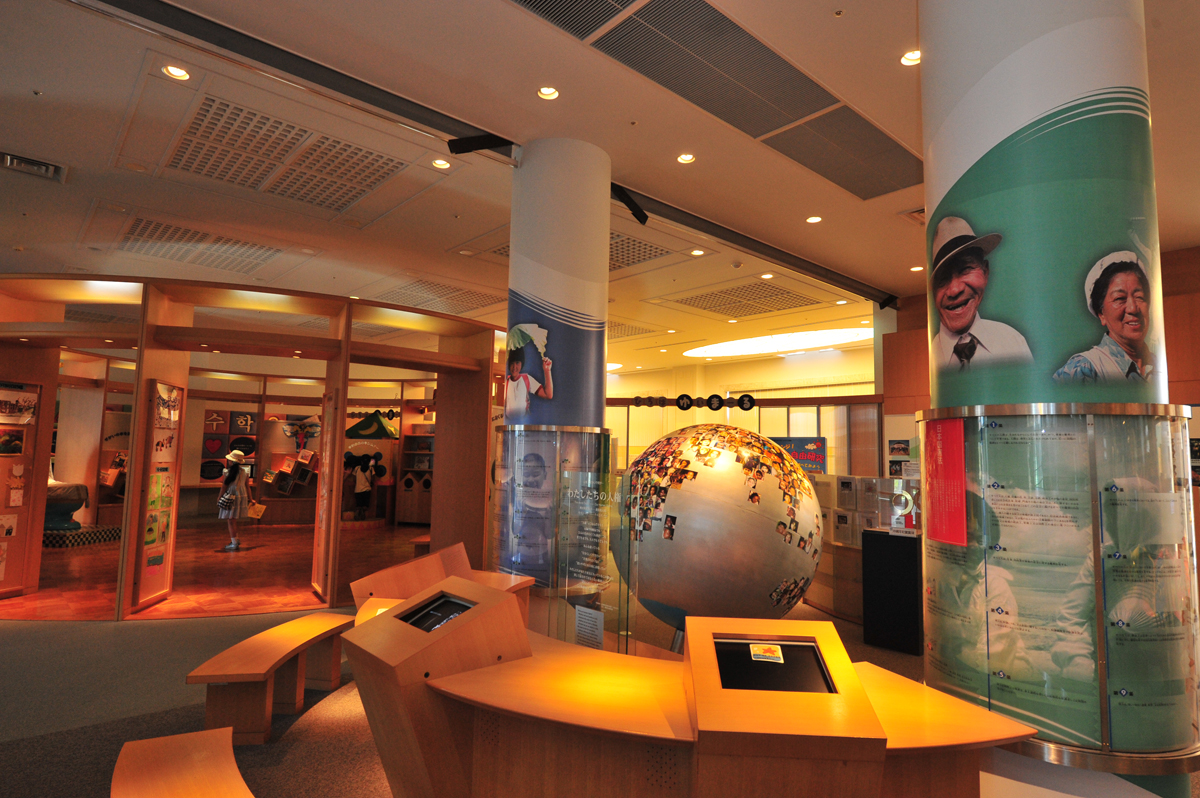 1階には子どもたちのための展示室と情報ライブラリーがある 1階には子どもたちのための展示室と情報ライブラリーがある