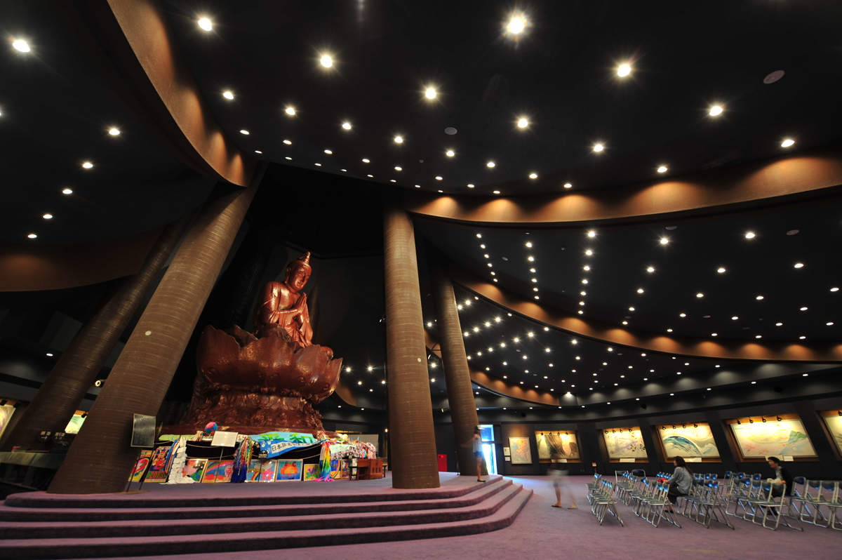 伝統的な琉球漆工芸の手法でつくられている平和祈念像 伝統的な琉球漆工芸の手法でつくられている平和祈念像