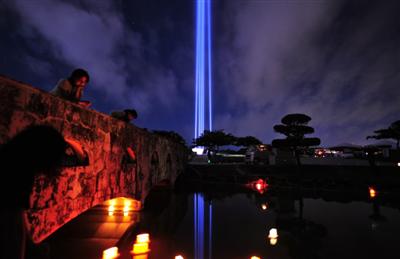 天に向かって伸びる平和の光の柱。年末年始にも行われる