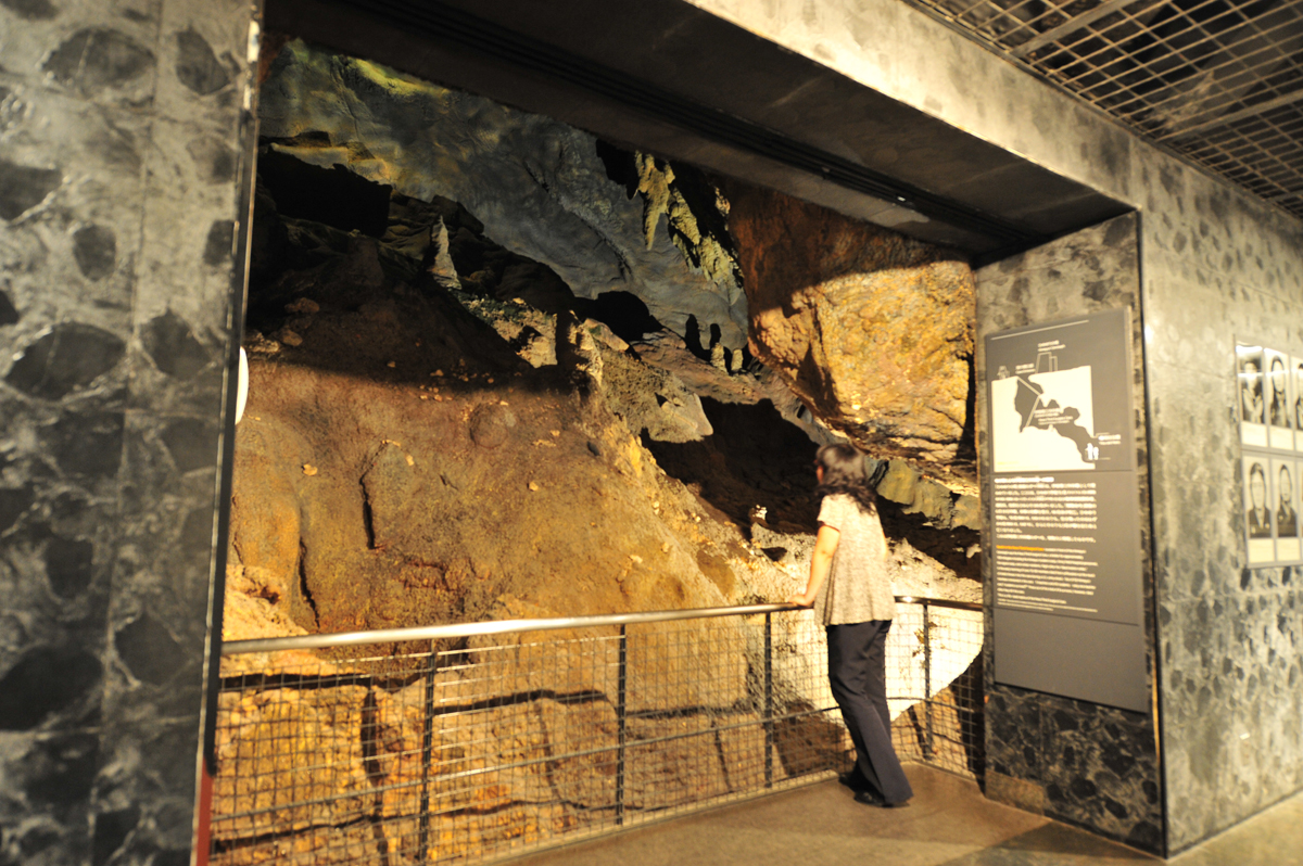 ひめゆりの塔のガマ(洞窟)を実物大で再現したジオラマ ひめゆりの塔のガマ(洞窟)を実物大で再現したジオラマ