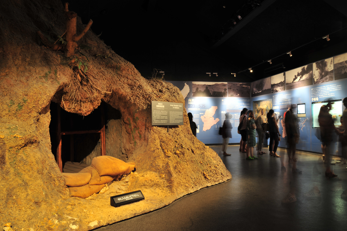当時の病院壕(沖縄陸軍病院)の様子を再現したジオラマ 当時の病院壕(沖縄陸軍病院)の様子を再現したジオラマ
