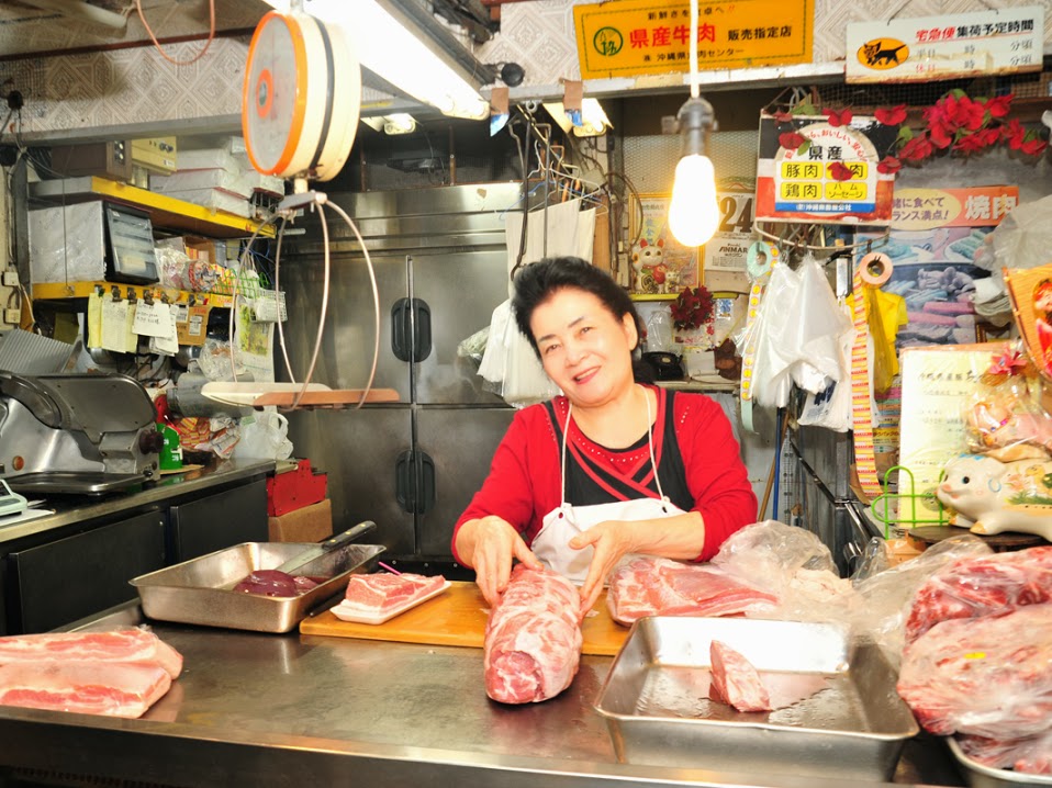 肉屋の知念さんの笑顔 肉屋の知念さんの笑顔