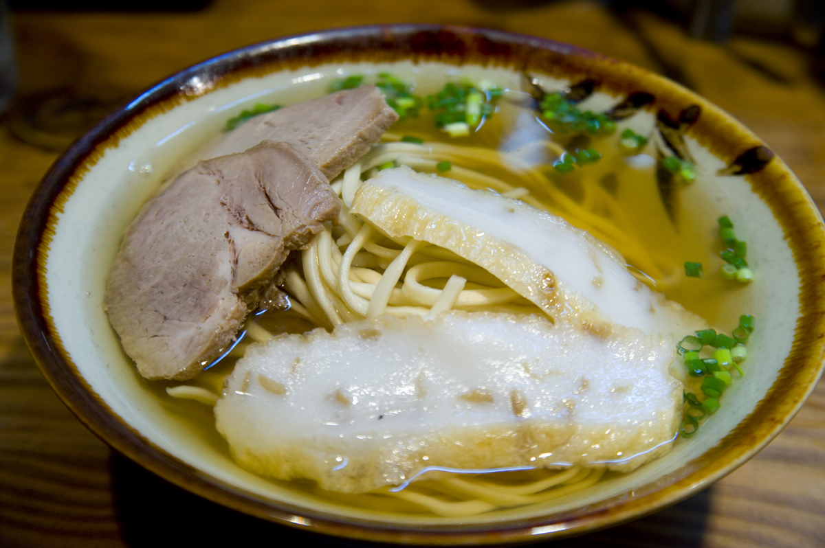 栄町ボトルネックの名物、ヤカンでスープを注ぐ沖縄そば 栄町ボトルネックの名物、ヤカンでスープを注ぐ沖縄そば