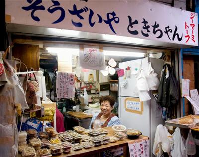 市場内にはこうした惣菜専門店がいくつかある