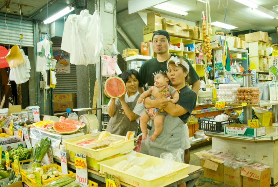 おばぁラッパーズのウシーが働く雑貨店 おばぁラッパーズのウシーが働く雑貨店