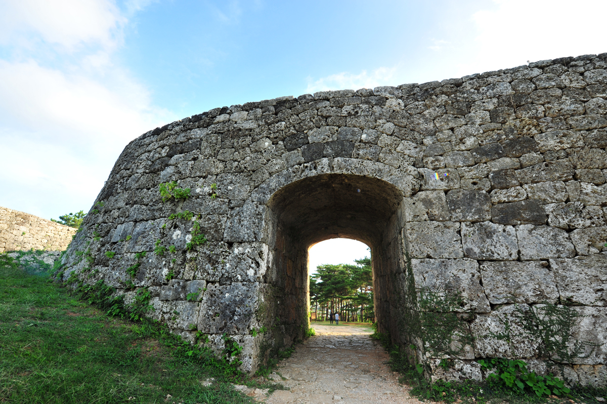 西洋の城を彷彿とさせる美しいアーチ型の城門 西洋の城を彷彿とさせる美しいアーチ型の城門