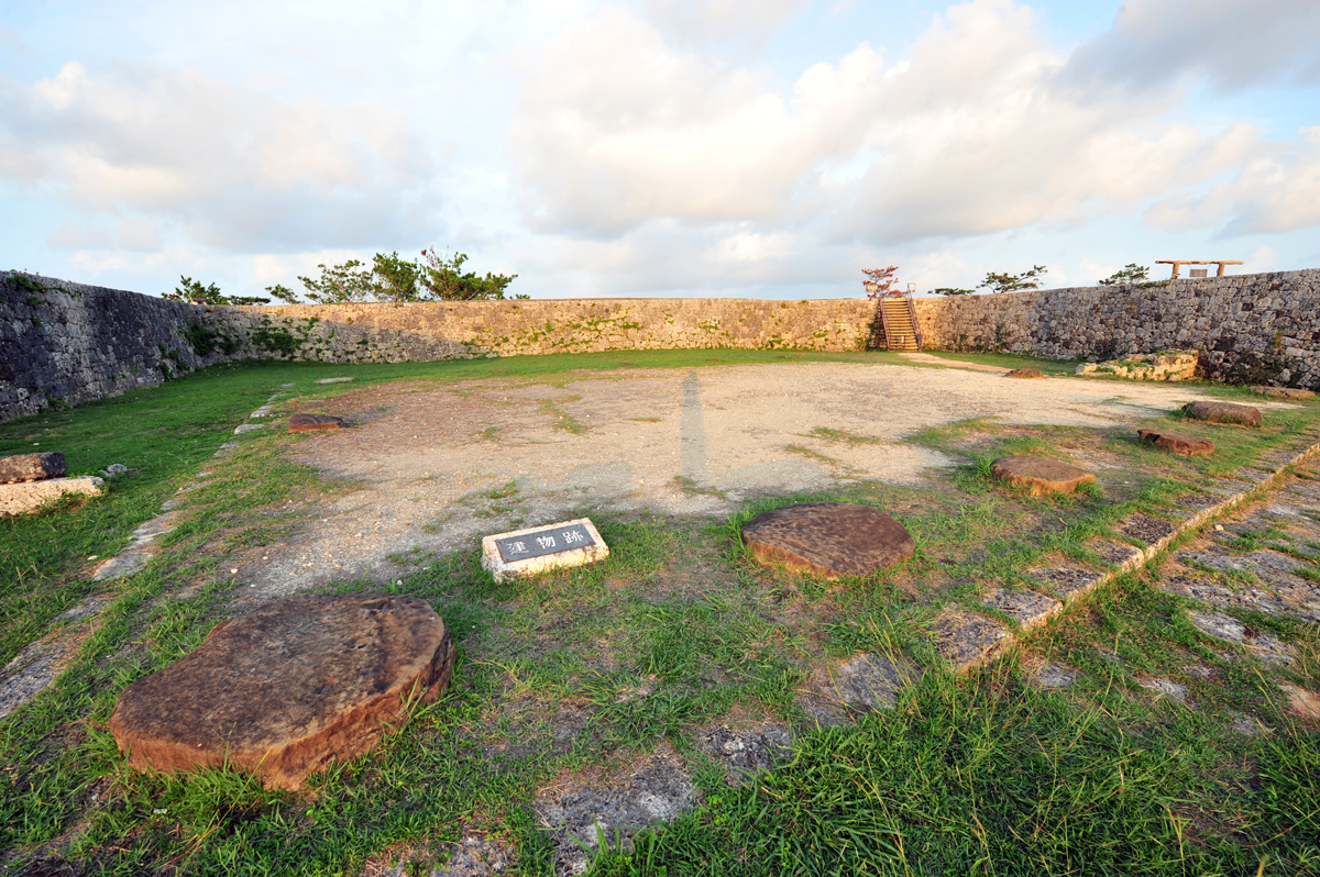 座喜味城は軍事要塞に特化していたと考えられる 座喜味城は軍事要塞に特化していたと考えられる