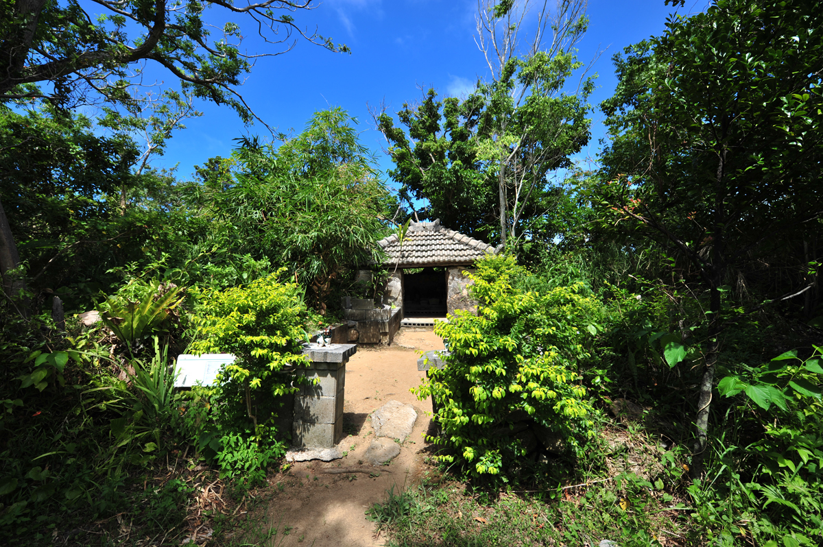 祠の中には香炉が設置され扁額が掲げられていたが、紛失してしまった 阿応理屋恵ノロ殿内火之神の祠