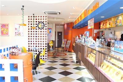 明るくポップな雰囲気の店内