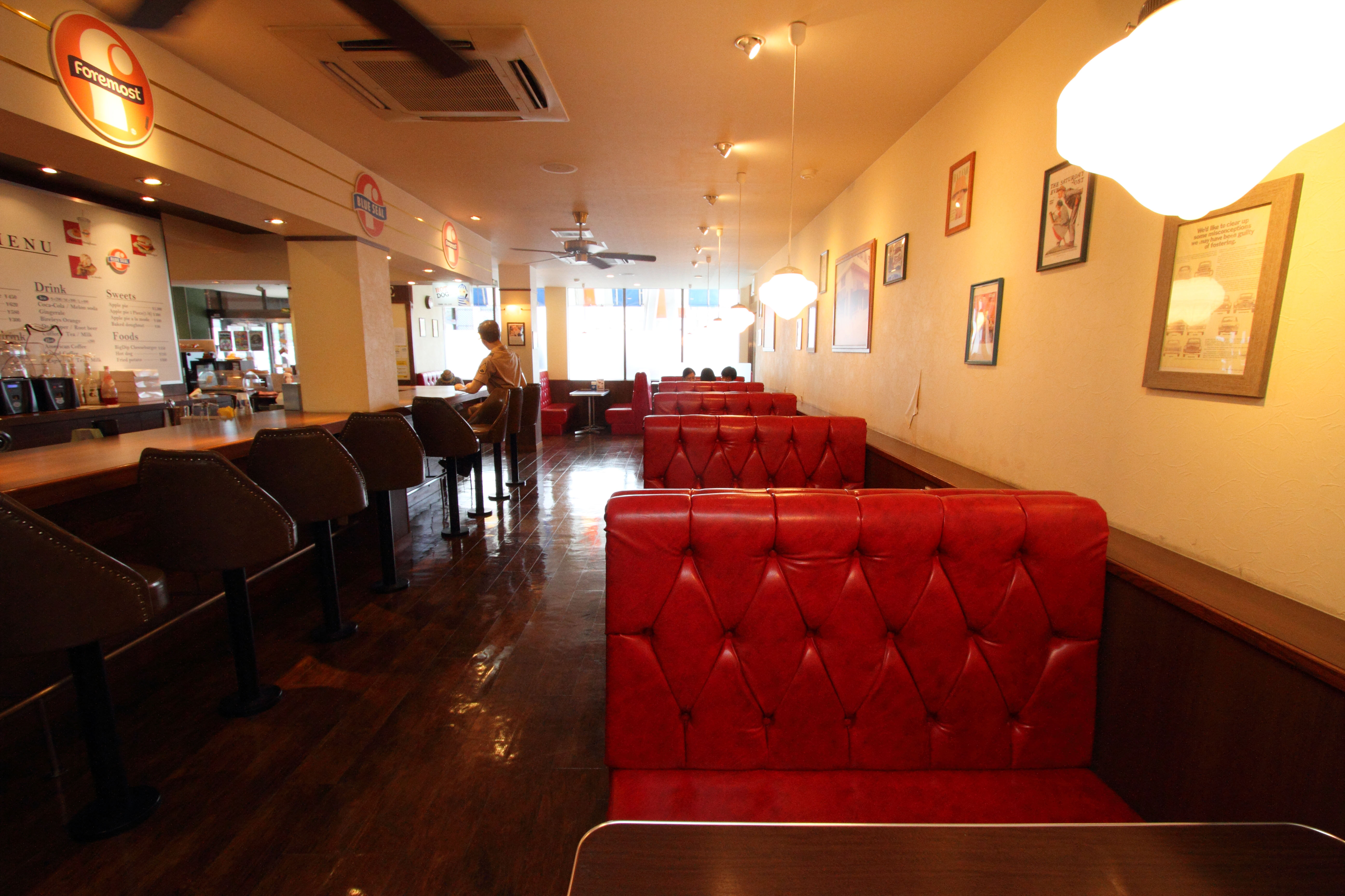 真っ赤なソファのボックス席に、長いカウンター席も用意された店内 真っ赤なソファのボックス席に長いカウンター席も用意された店内