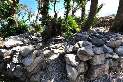 北山王が宝刀「千代金丸」で霊石を斬りつけたといわれる場所だ