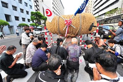 大綱に平和安寧の祈りを捧げる人たち