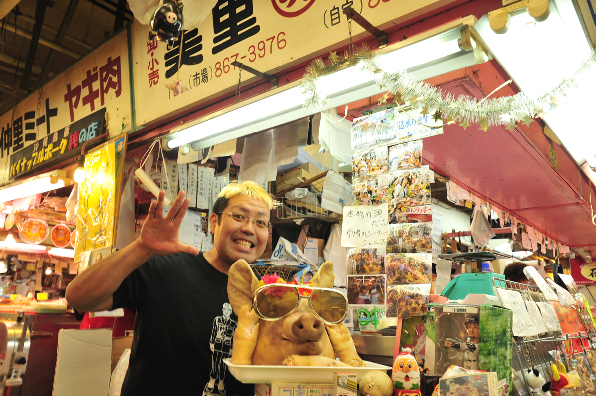 サングラスをかけた市場のマスコット豚 サングラスをかけた市場のマスコット豚