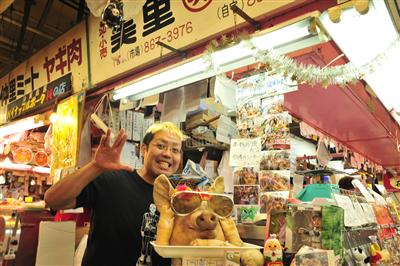 サングラスをかけた市場のマスコット豚