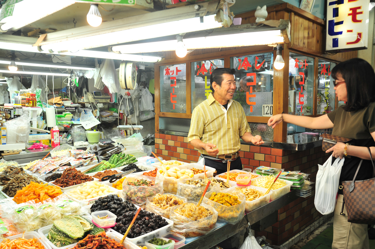 今日のおすすめを聞いてみたり、おいしい食べ方を相談したりとコミュニケーションを楽しんで 今日のおすすめを聞いてみたり、おいしい食べ方を相談したりとコ