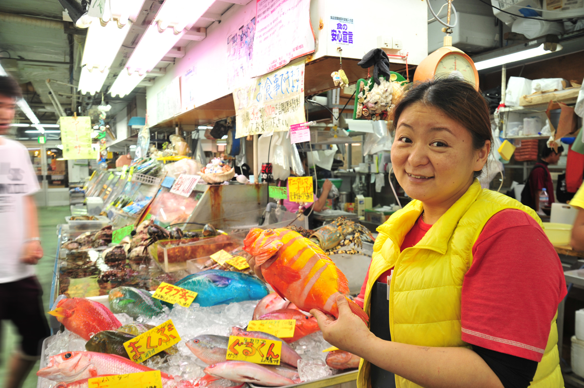 カラフルな鮮魚をおいしい食べ方で調理してもらえる カラフルな鮮魚をおいしい食べ方で調理してもらえる