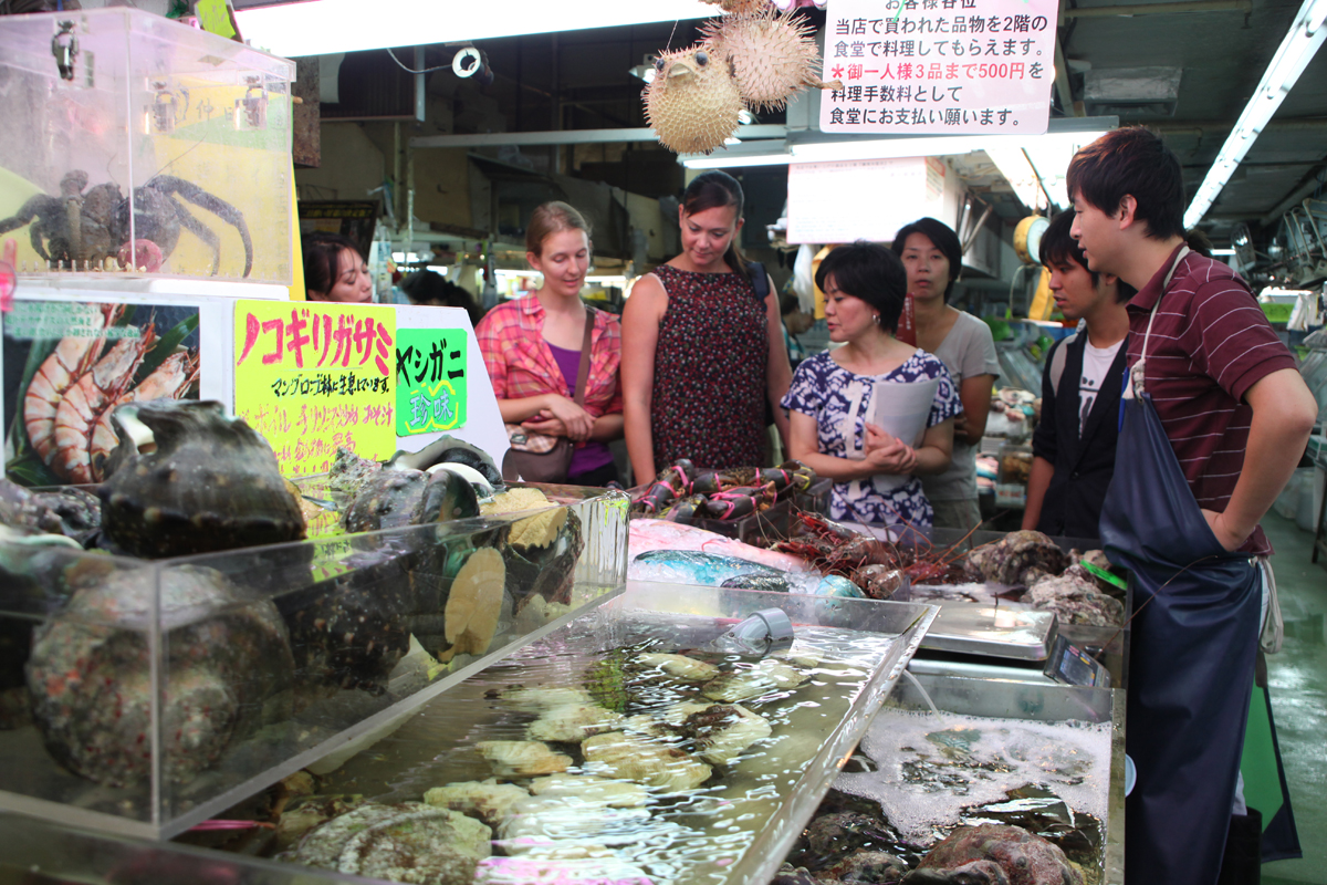 嘉陽さんの案内付きで牧志公設市場を巡る 嘉陽さんの案内付きで牧志公設市場を巡る