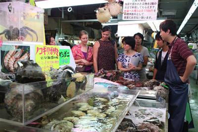 嘉陽さんの案内付きで牧志公設市場を巡る