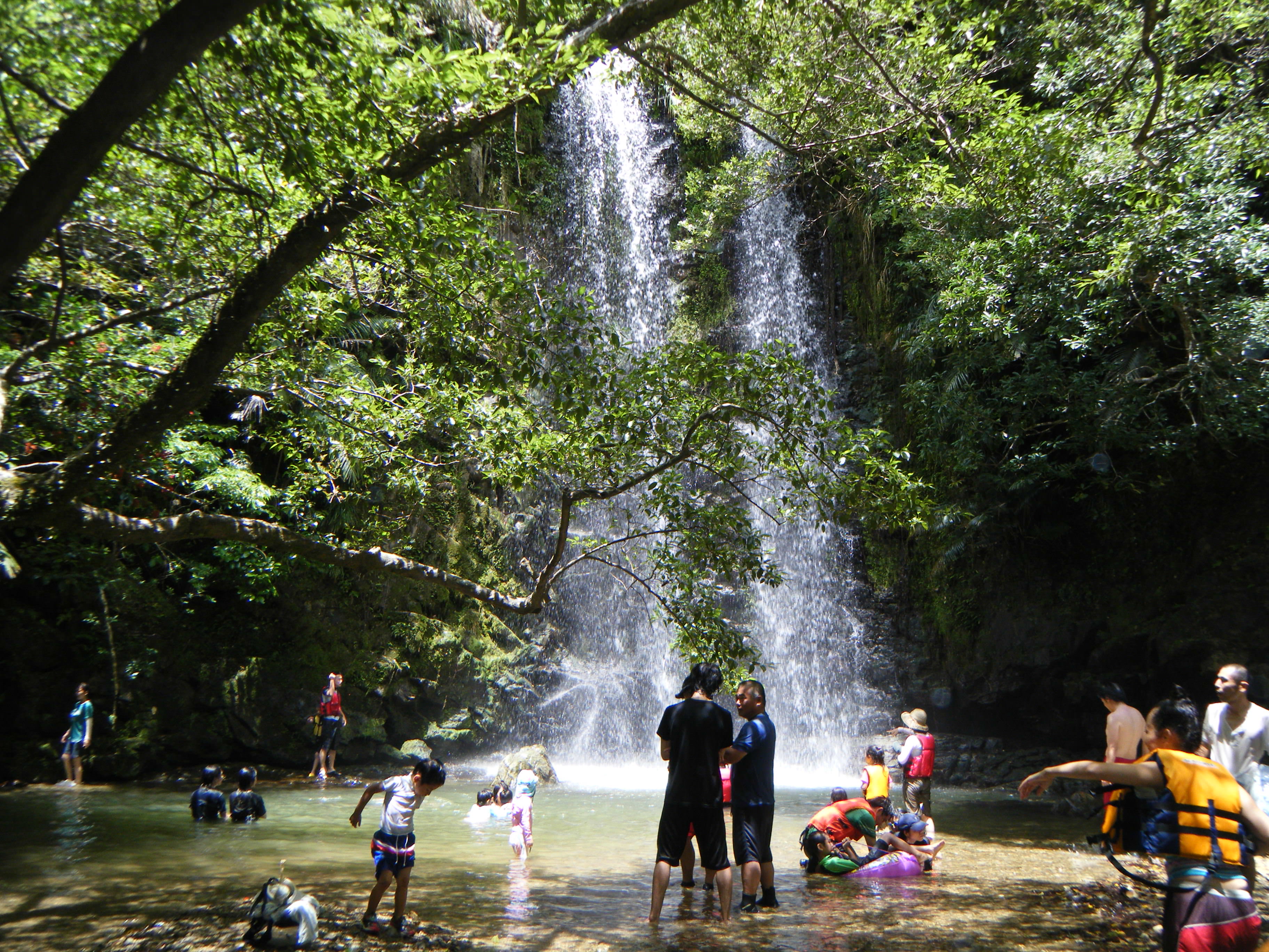 落差15メートルのター滝トレッキングは大人も子どもも夢中になれる NPO法人おおぎみまるごとツーリズム協会