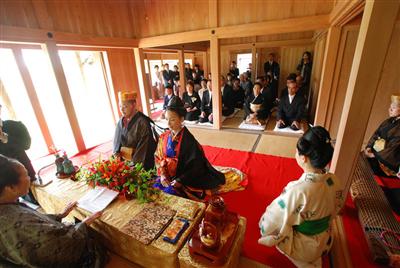 沖縄でしかできない格式高い琉球庭園での挙式