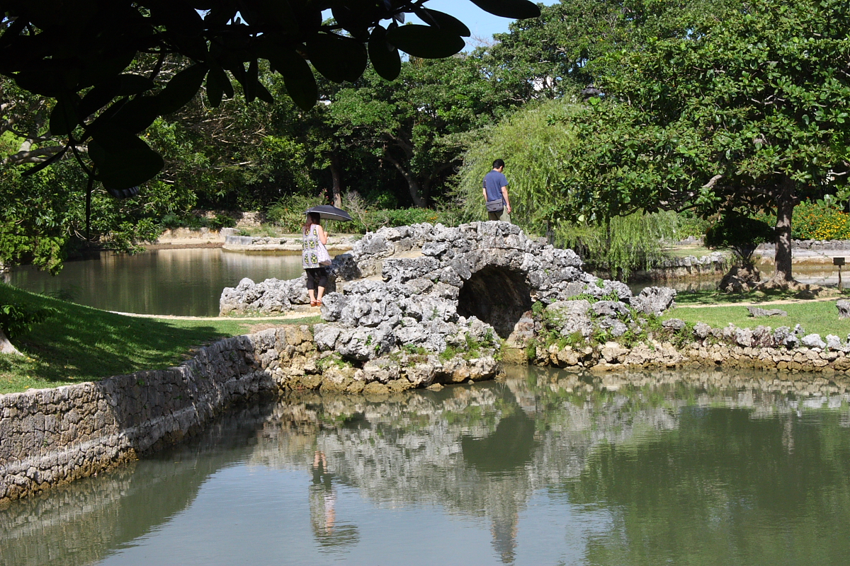 琉球石灰岩を、わざわざ太湖石のように加工している 琉球石灰岩を、わざわざ太湖石のように加工している