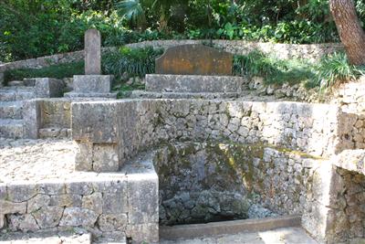 今なお庭園の池に水をもたらし続けている育徳泉