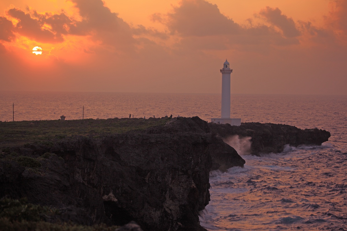 寄せる波もオレンジ色に染まる。残波岬らしい1枚を狙ってみよう 寄せる波もオレンジ色に染まる。残波岬らしい1枚を狙ってみよう