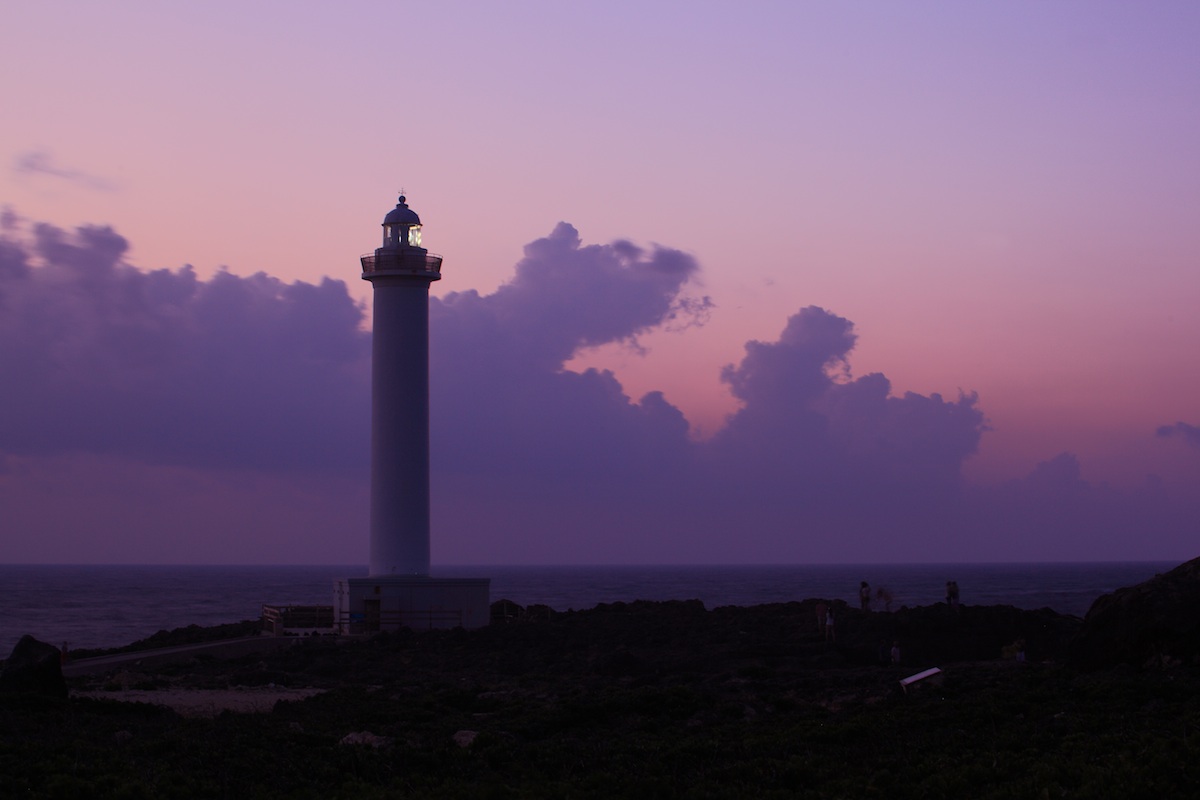 グラデーションカラーが美しい日没後の空と灯台のあかり グラデーションカラーが美しい日没後の空と灯台のあかり