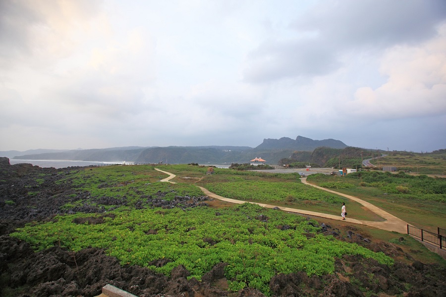 空と海の青、園地の緑、広がりのある岬の魅力を1枚に収める