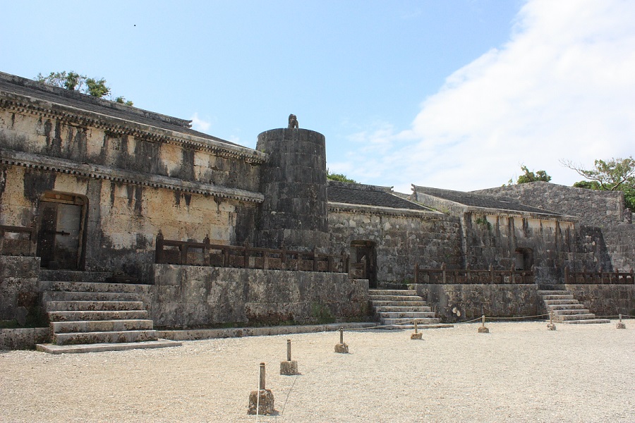 かつて板ぶきだった王城を模している石造建造物 かつて板ぶきだった王城を模している石造建造物