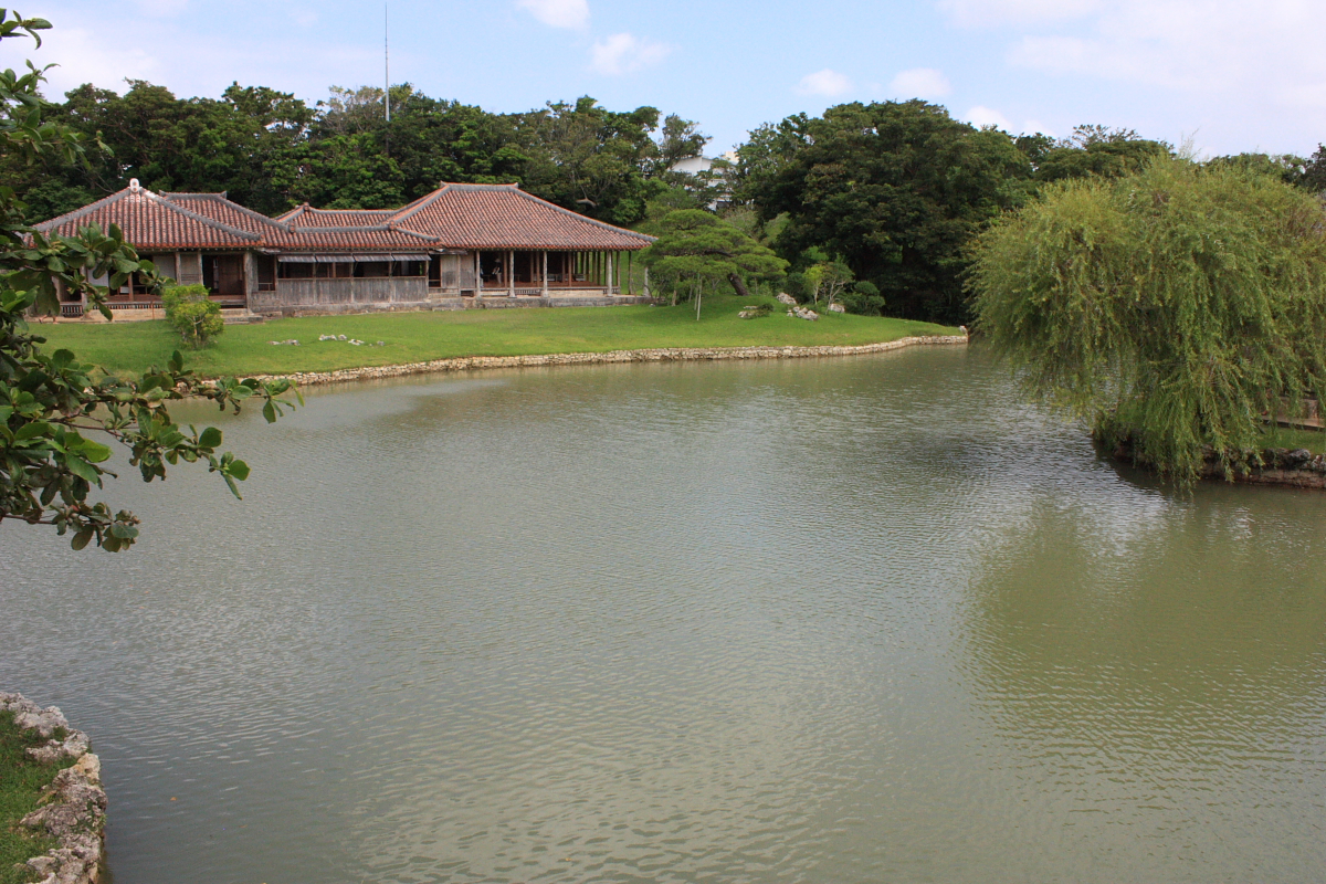 池を中心とした庭園には、ゆったりとした時間が流れる 池を中心とした庭園には、ゆったりとした時間が流れる