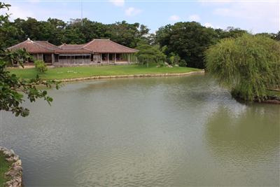 池を中心とした庭園には、ゆったりとした時間が流れる