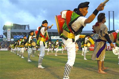中の町青年会によるエイサー演舞