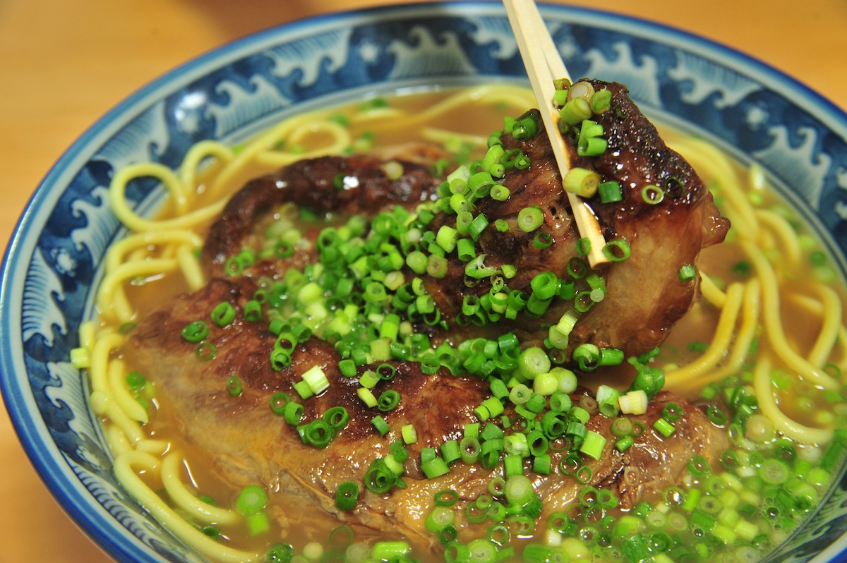 ソーキはとろける旨さ。ソーキのタレが混ざり合ったスープも美味 ソーキはとろける旨さ。ソーキのタレが混ざり合ったスープも美味