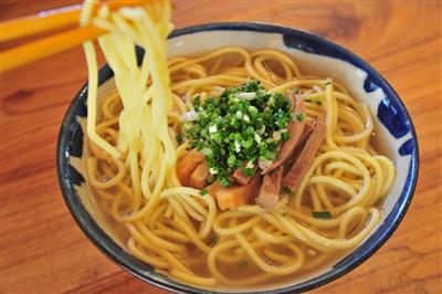 透明なスープに細丸麺、細切り豚肉が乗った、王道の八重山そば