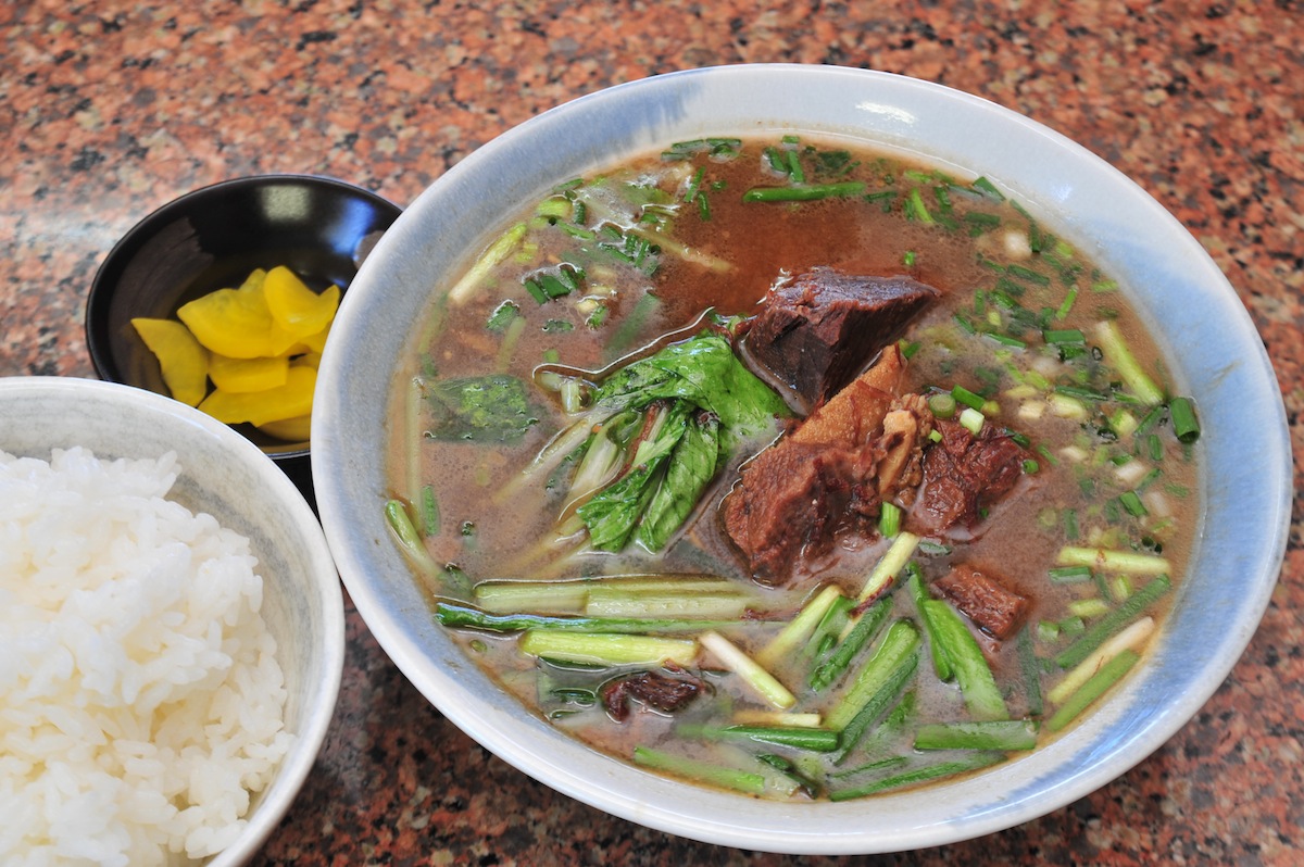 肉とモツの旨みが染み出た濃厚なスープ 肉とモツの旨みが染み出た濃厚なスープ