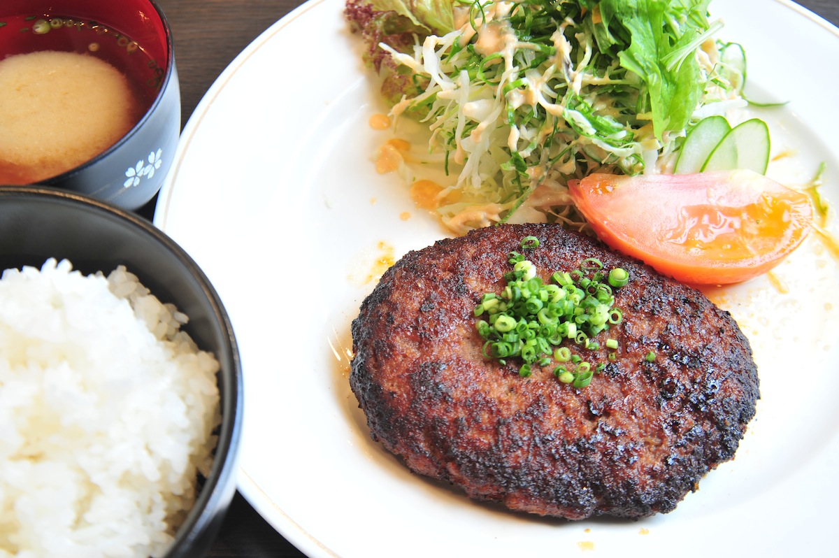 大人気のハンバーグ定食は、160グラム880円~ 大人気のハンバーグ定食は、160グラム880円~