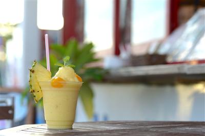 パイン、マンゴーがたっぷり入ったトロピカルスムージーが人気