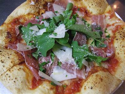 生ハムとルッコラのピザ