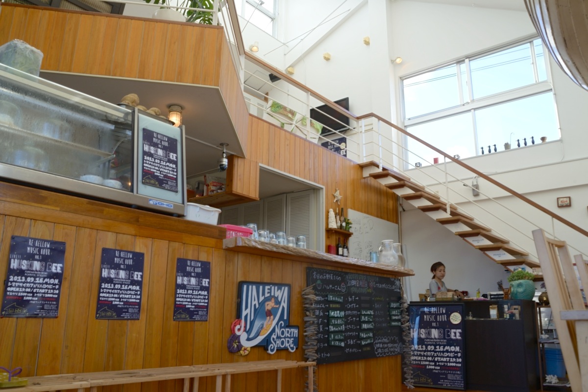 Re:Hello Beachの店内。1階フロアでは毎週フラダンスイベントを開催 Re:Hello Beachの店内。1階フロアでは毎週フラダ