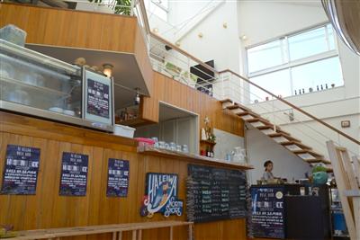 Re:Hello Beachの店内。1階フロアでは毎週フラダ