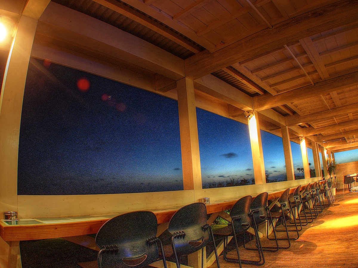 夕暮れ時のテラス席からは、パノラマに広がる景色が楽しめます 夕暮れ時のテラス席からは、パノラマに広がる景色が楽しめる