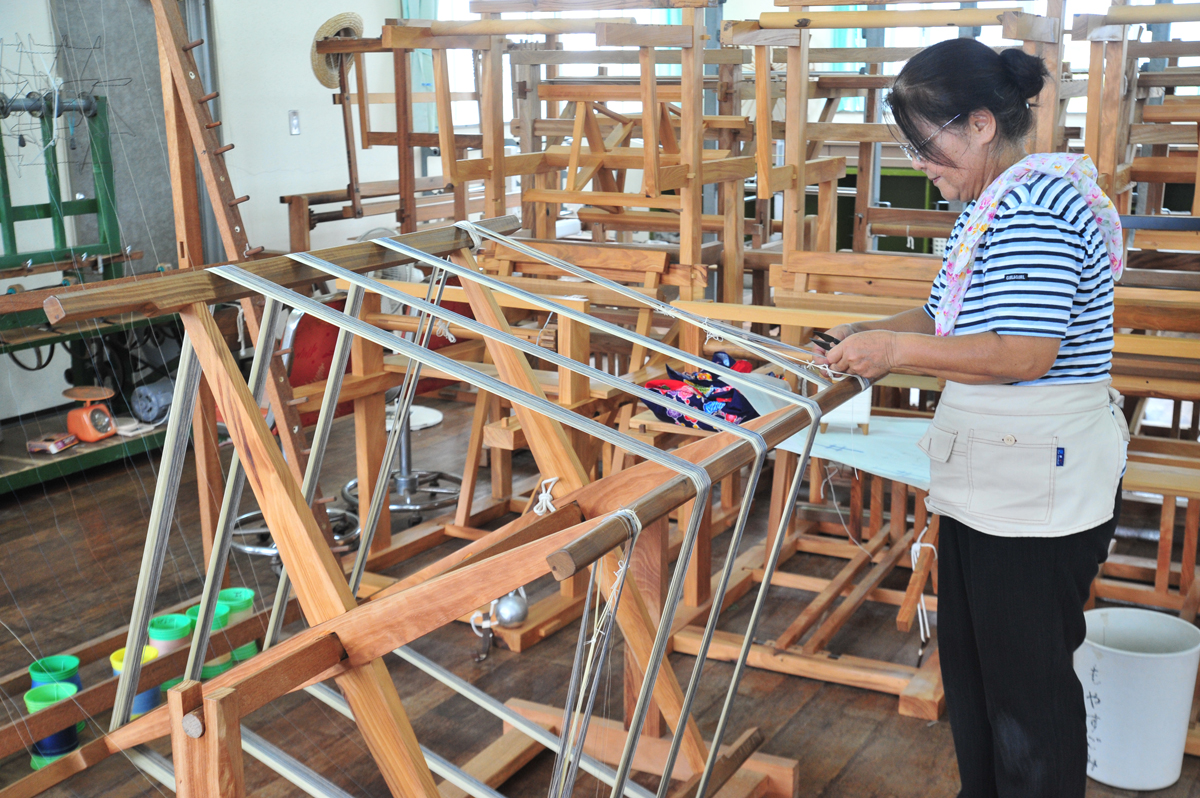 タイミングが合うと、八重山上布の作業現場を見学できる タイミングが合うと、八重山上布の作業現場を見学できる