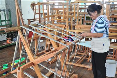 タイミングが合うと、八重山上布の作業現場を見学できる