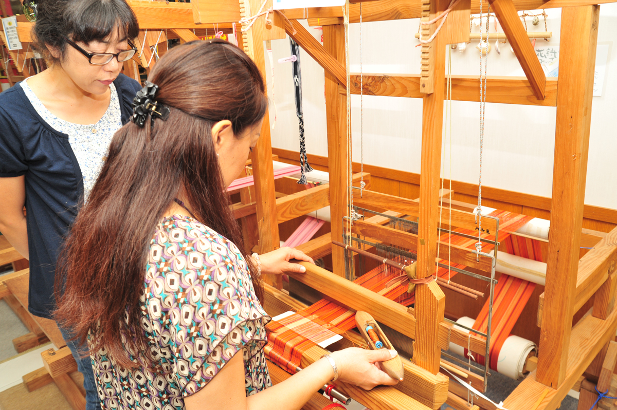 しおり作りの様子。10分~20分ほどで織り上がる しおり作りの様子。10分~20分ほどで織り上がる