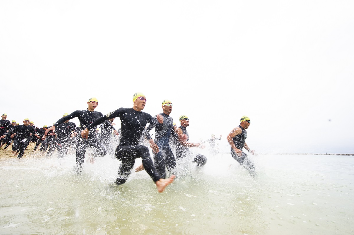 トライアスロン大会のスタートシーンは壮観だ(写真提供/石垣市役所) トライアスロン大会のスタートシーンは壮観(写真/石垣市役所)