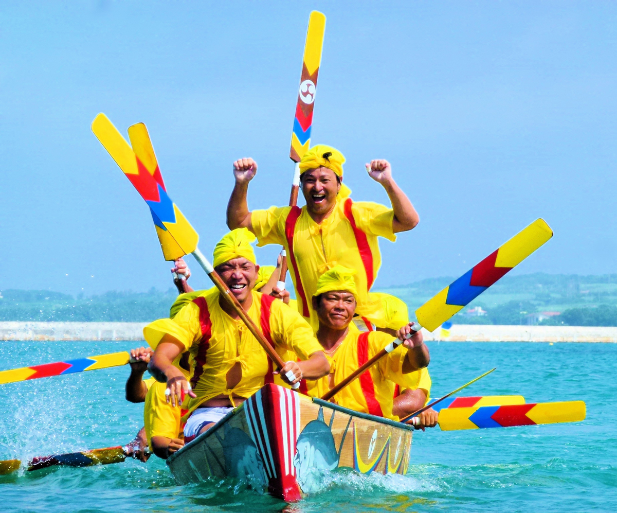 最大の盛り上がりを見せる海人たちの上り(あがり)ハーリー(撮影/新盛基史さん) 最大の盛り上がりを見せる海人たちの上り(あがり)ハーリー(撮