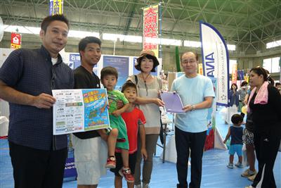 八重山の特産品がずらり。ステージイベントも楽しめる（写真提供