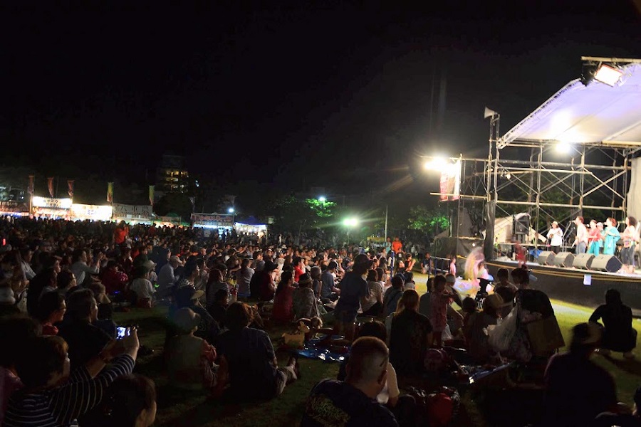 ステージイベントを楽しむ人たち。毎年大勢の人でにぎわう（撮影